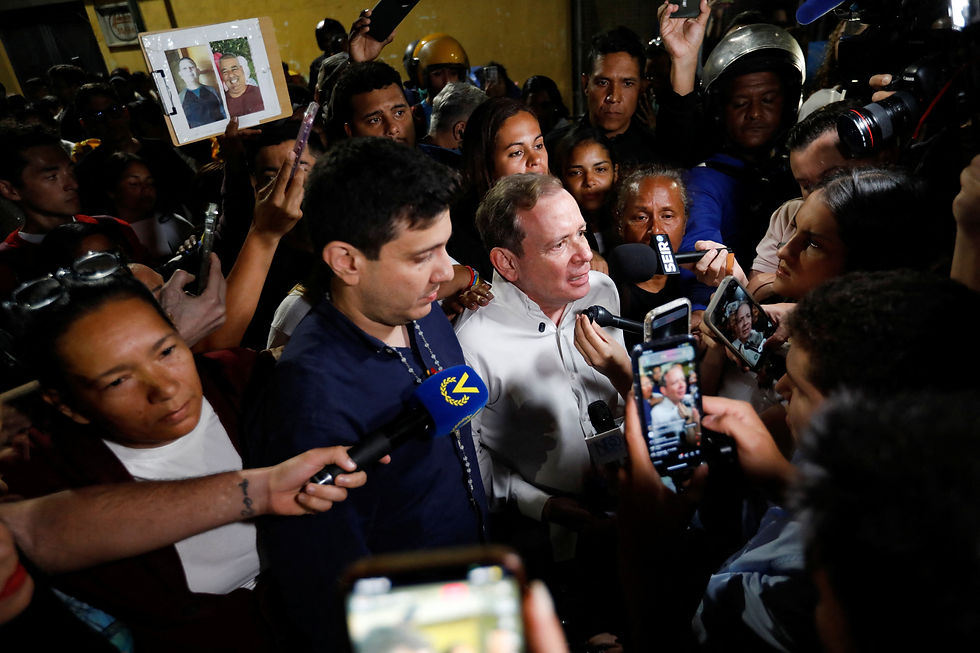 Venezuela frees prominent political prisoners