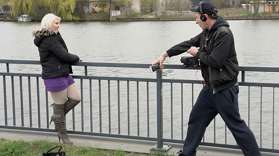 Jason mit einer Darstellerin während eines Außendrehs in Berlin im April 2019 für die Dokuserie UNTOLD DPM
