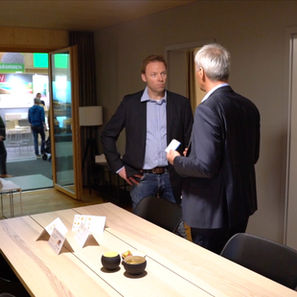 Zwei Personen im Gespräch in einem Meetingraum – B2B-Eventvideo und Fotografie.