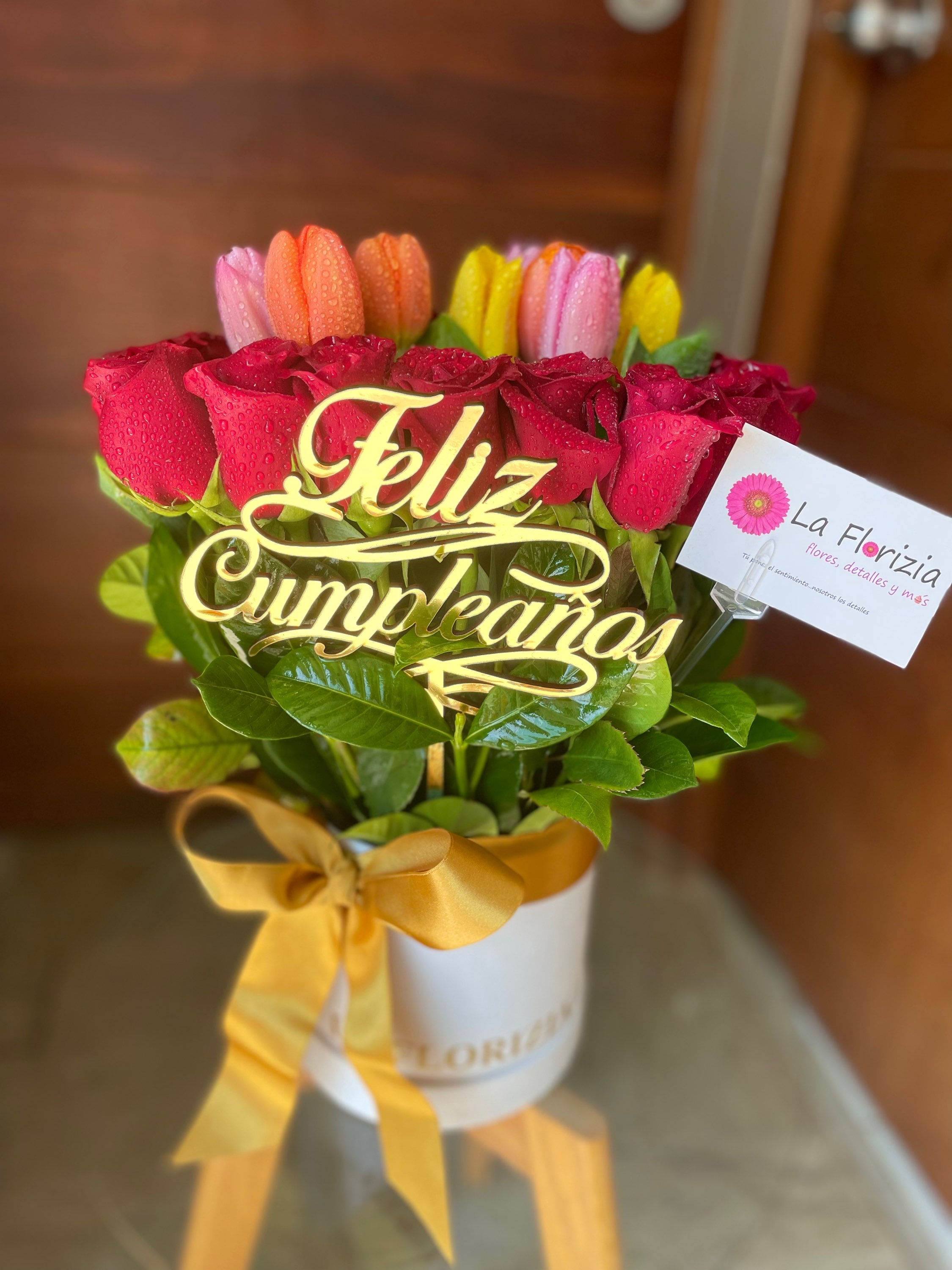 Box 10 tulipanes,  rosas Rojas alrededor  (Altas)