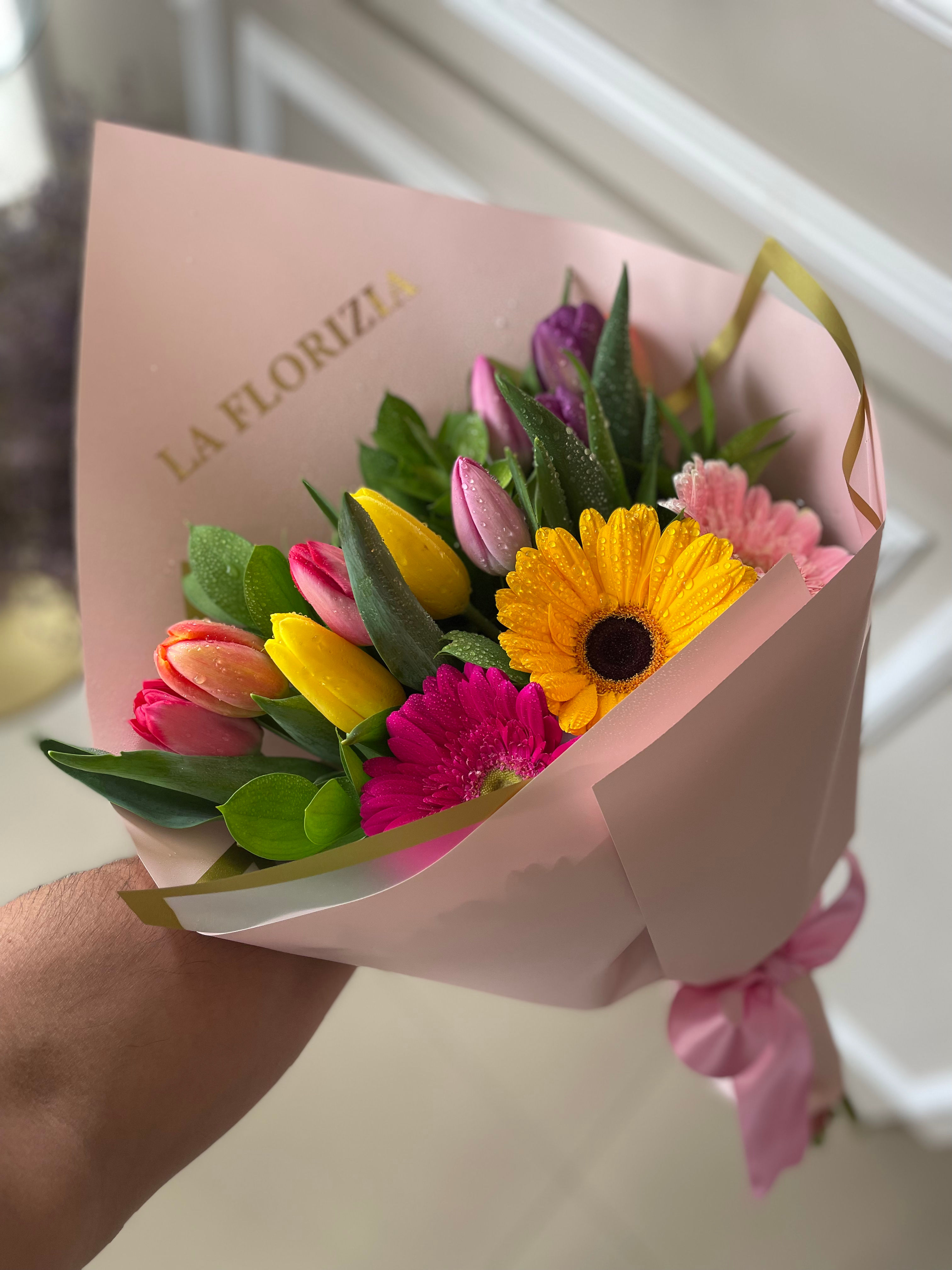 Ramo de mano 10 Tulipanes 2 Gerberas