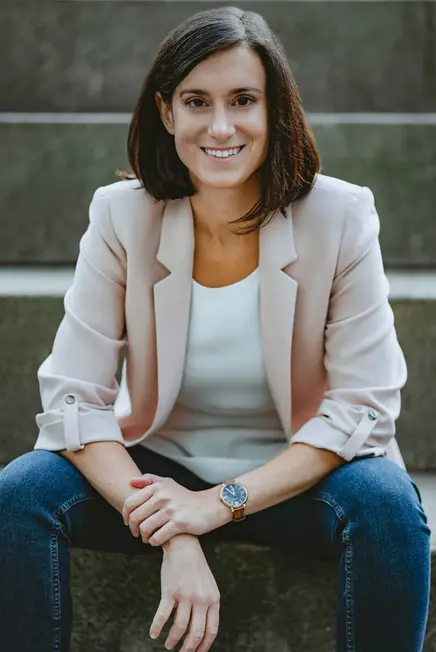 Business Fotoshooting in Ulm, Frau in hellem Jacket, sitzend