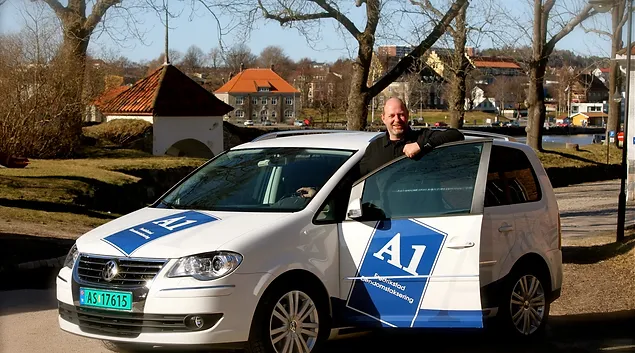 Terje Frost står ved firmabil.