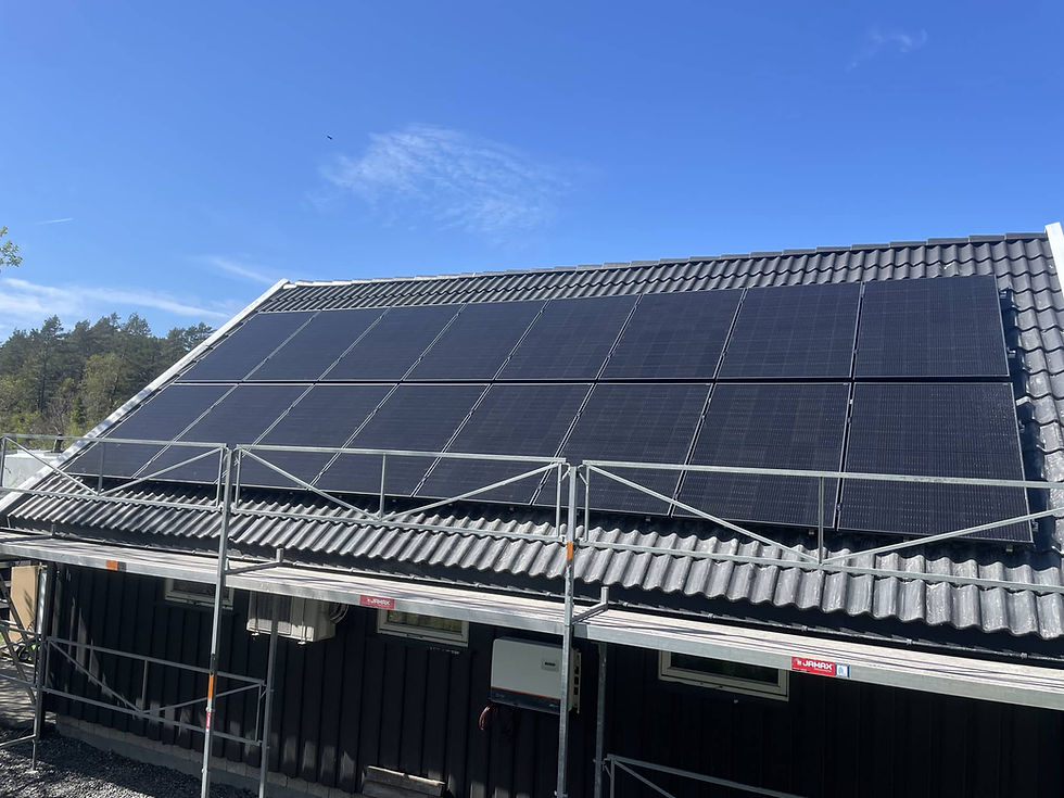 Solcellepanel blir lagt på et hustak.