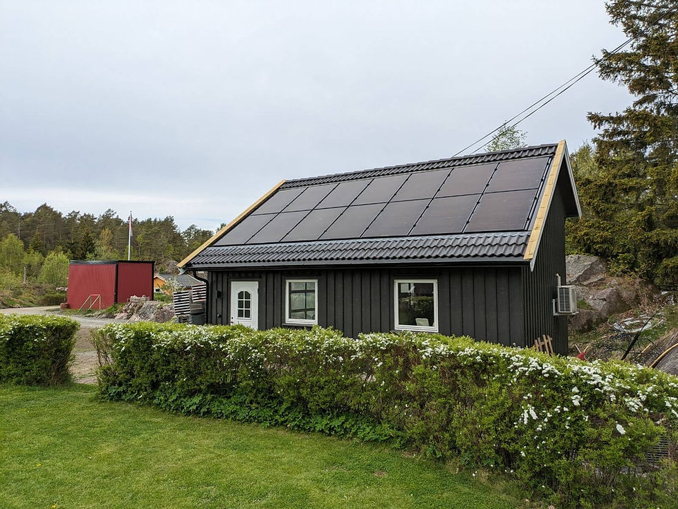 Hus med solcellepanel på taket.