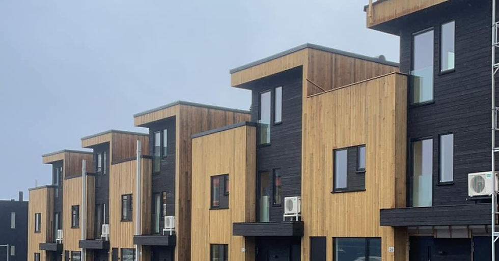 Rekkehus med varmepumper.