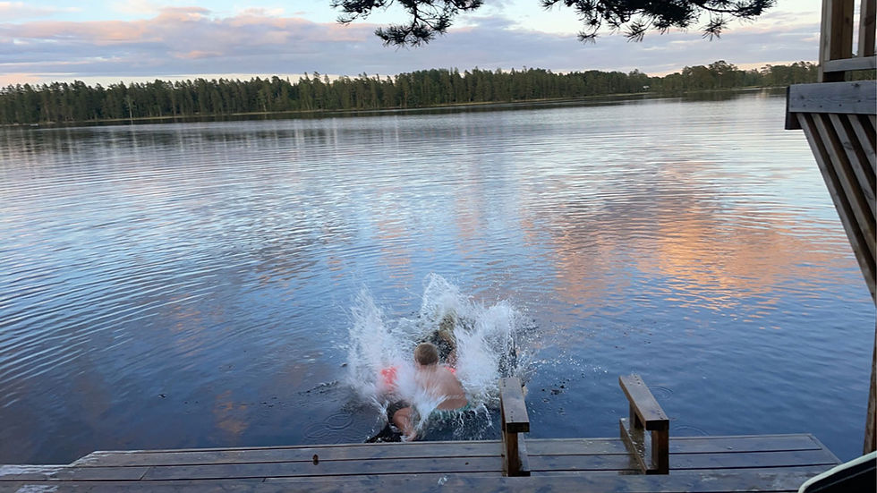 Barn hoppende ut i en innsjø.