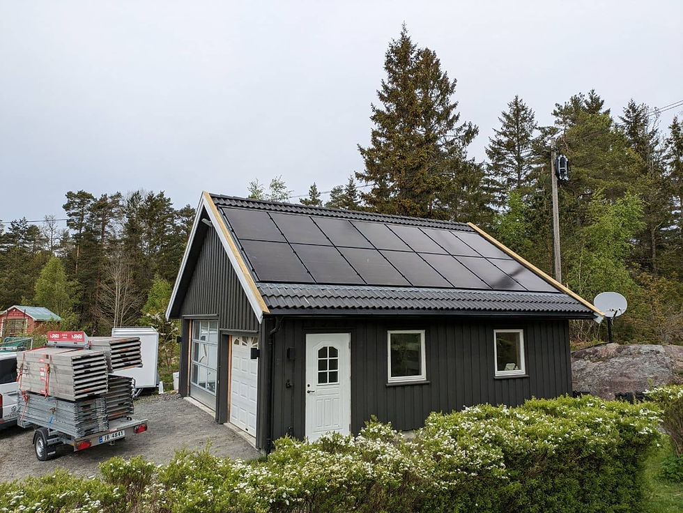 Hus med solceller på taket.