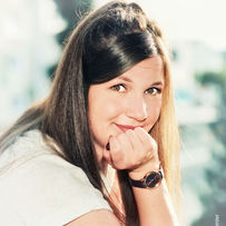 Portrait einer Frau, die den Betrachter anschaut.