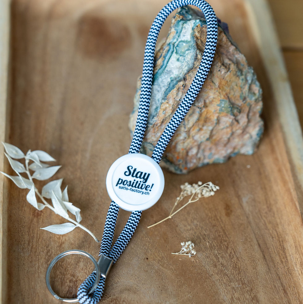 Satis-Factory Schlüsselanhänger – Stay Positive!