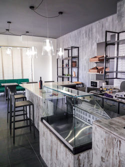 Arredo vineria, banco salumi e formaggi.