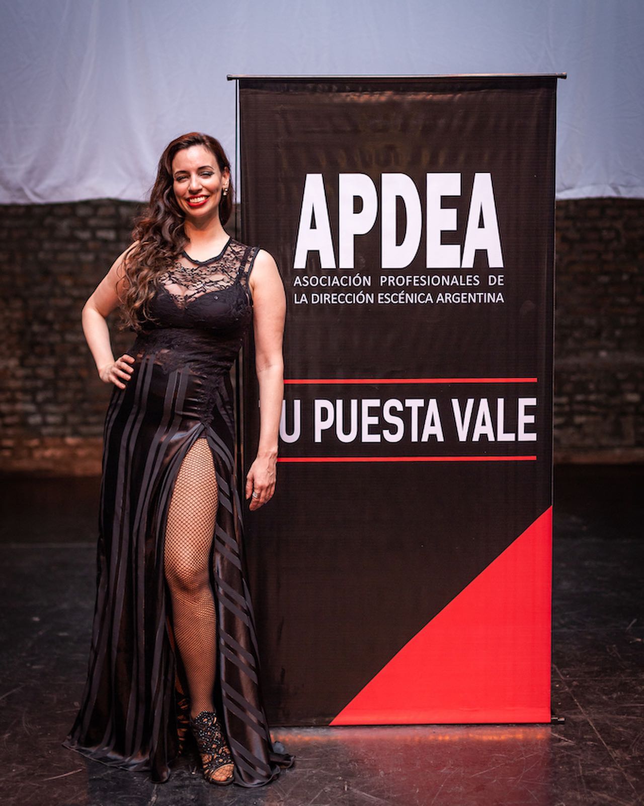 Ana Fontán cantando en APDEA Asociación