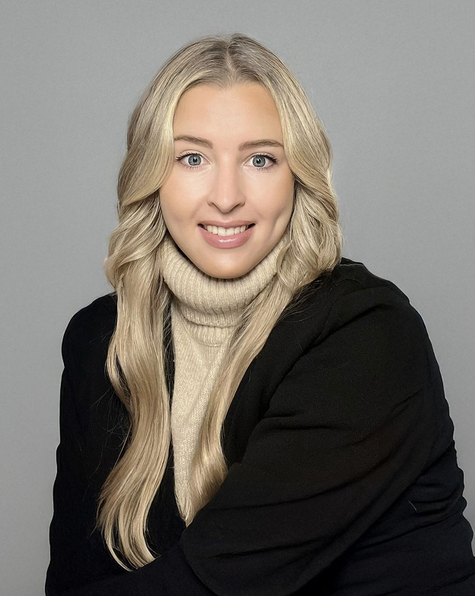 Blonde Frau mit langen Haaren und schwarzer Jacke