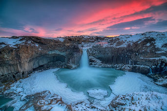 Aldeyjarfoss, covered in snow and ice, is a truly captivating sight. Those wishing to explore it independently have only a small window of opportunity in autumn after the first snowfall. When there is too much snow, access is only possible with specialized vehicles.