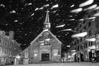 Falling snow was blown by the north wind...
This photo was taken in front of the Notre-Dame-des-Victoires in Old Quebec, Canada.