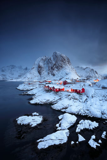 At the end of February 2020, the Lofoten Islands presented themselves in all their winter splendor. Red fishing huts in a landscape blanketed in deep snow – the fact that the sky remained grey didn't matter.