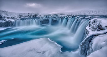 I've always wanted to experience Goðafoss in winter, but when I was there I actually felt like I was in the poem by August Heinrich Hoffmann von Fallersleben: it was bitterly cold, a strong wind was blowing from the north-east and it was snowing almost non-stop.
