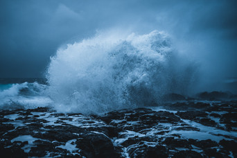 Showcasing the powerful waves at the Icelandic lava pool.