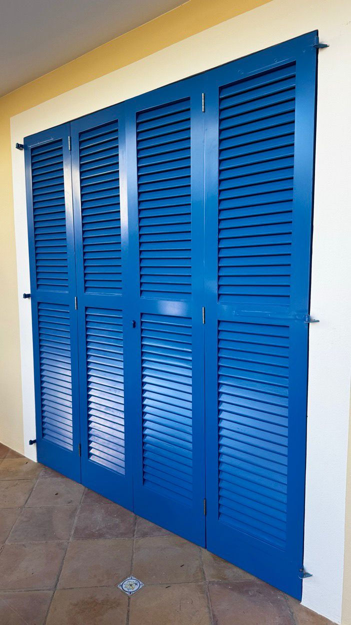 Elegante contraventana mallorquina azul claro con acabado lacado profesional en Mallorca