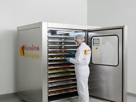 Kurutma Dünyası üretim tesisinde profesyonel gıda mühendisi, paslanmaz çelik endüstriyel kurutma fırınında meyve ve sebze kurutma işlemi yapıyor | NOVA CHEF profesyonel mutfak kurutma fırını