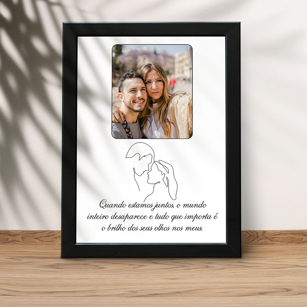 Quadro com foto de casal e frase romântica