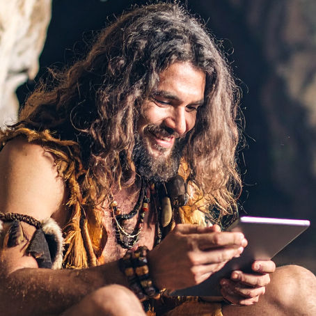 A Evolução Histórica da Comunicação: De Sinais Primordiais à Inteligência Artificial