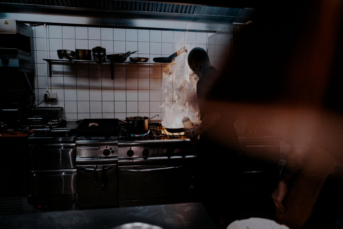 chef aan het wokken