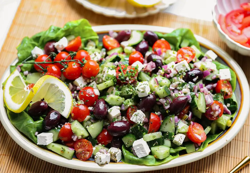 Griekse salade met feta, olijven, tomaat en verse groenten