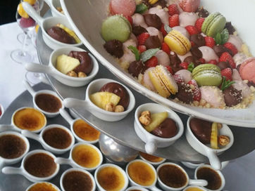 Dessertbuffet met macarons en crème brûlée in kleine bakjes