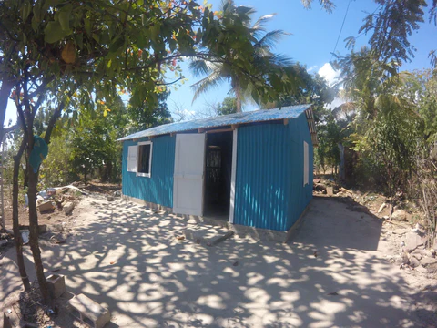 Fina_picture_of_her_house_480x480.webp