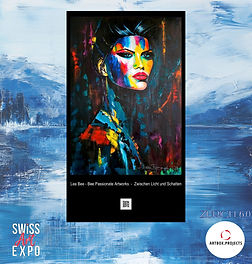 Ein Kunstwerk von Lea zeigt eine Frau auf dunklem Hintergrund. Das Gesicht ist zum Teil beleuchtet. 