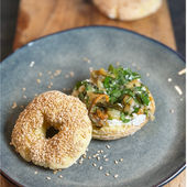 Knusprige Hüttenkäse Bagels mit Knoblauch-Koriander-Öl