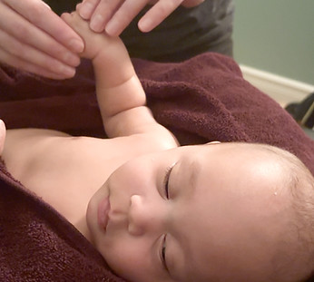 Bébé en train de vivre un massage bébé à Clinique Ephedra Plateau Mont-Royal