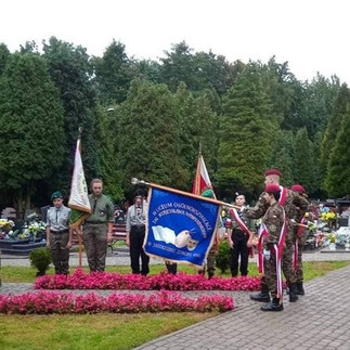 Poczet sztandarowy 3 lo pochylający sztandar nad pomnikiem