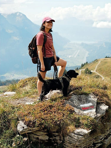 roberta sabbatini mit hund Mira am Hasliberg während einer Sommerwanderung.
