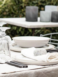 Table d'été naturelle dressée avec vaisselle en grès, linge de table en lin froissé et verre recyclé — art de la table slow living Les Jolies Emplettes