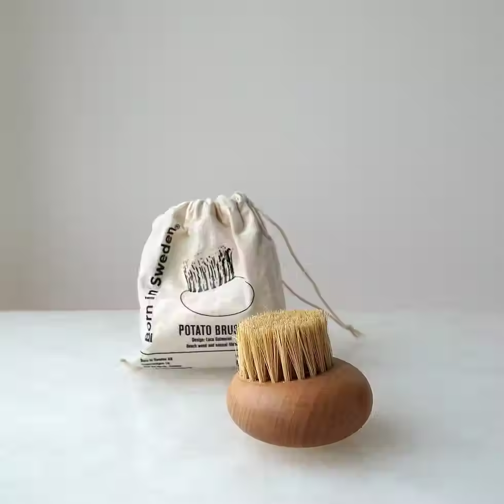 Brosse pommes de terre bois hêtre FSC crin sanglier pochon coton Born in Sweden cuisine naturelle vue 1