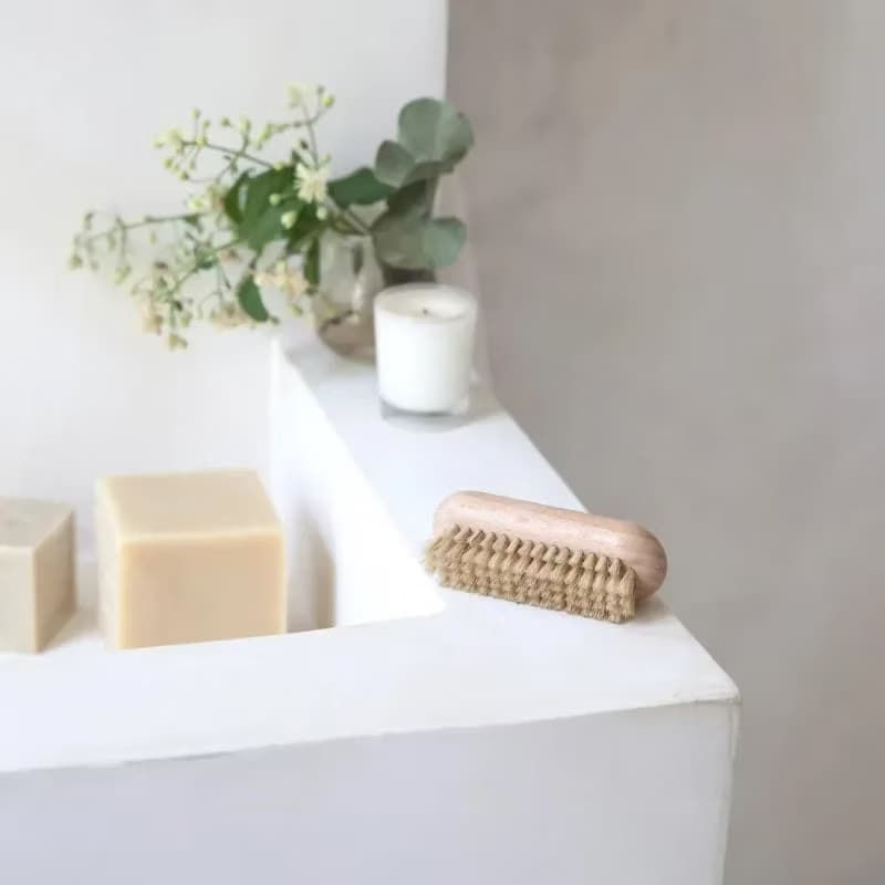 Brosse à ongles en bois posée sur une tablette avec savon, bougie et fleurs séchées, ambiance salle de bain – Andrée Jardin Les Jolies Emplettes