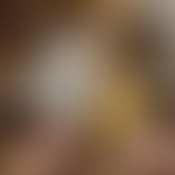 Petites bougies en cire d’abeille artisanales, posées sur une table naturelle en bois.