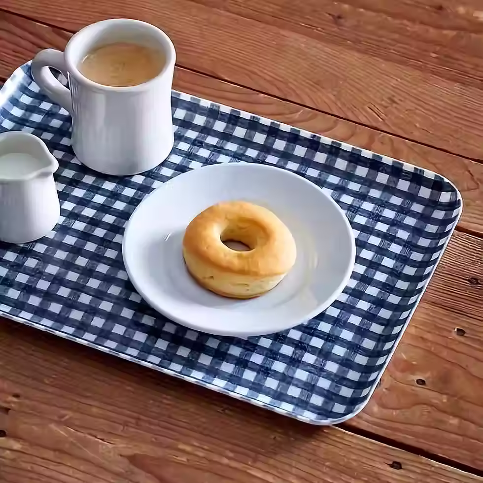 Plateau lin enduit vichy bleu marine blanc taille L 39×27 cm Fog Linen Work slow living sur table vue 1