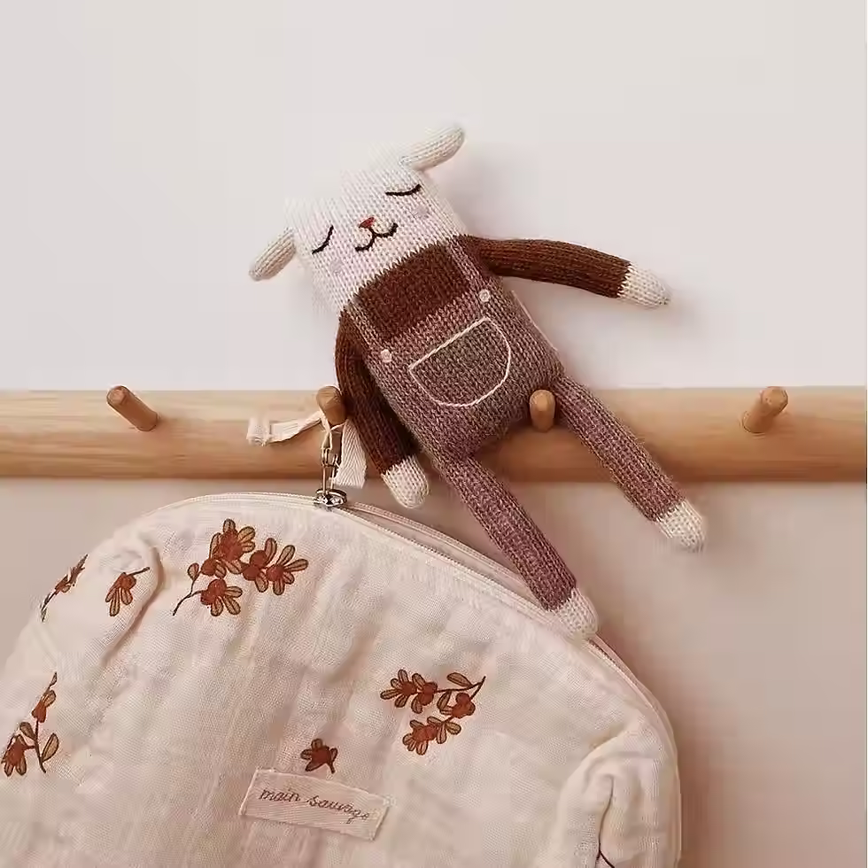 Doudou agneau salopette avoine 22 cm laine baby alpaga hypoallergénique équitable Bolivie naissance Main Sauvage vue 1