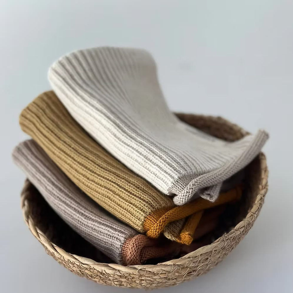 Lavettes en coton tricoté aux teintes naturelles (écru, moutarde, taupe) pliées dans un panier en osier – linge de ménage durable Les Jolies Emplettes
