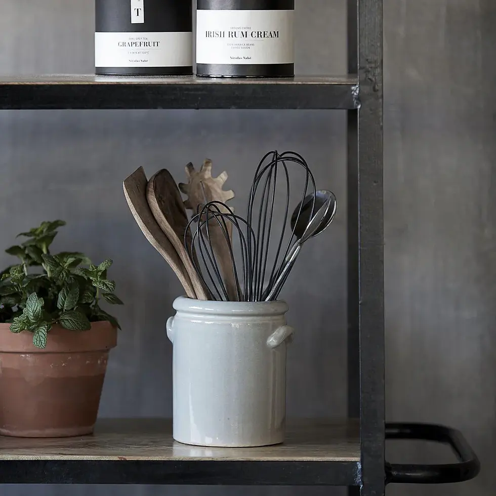 Cuillère de cuisine en bois d’acacia naturel, fabrication House Doctor, ustensile durable et esthétique- fond naturel