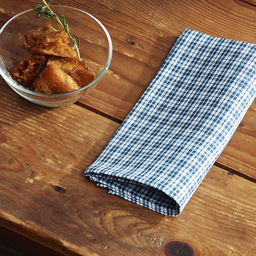 Torchon de cuisine à carreaux bleu et blanc en lin naturel, plié sur une table en bois brut- Les Jolies Emplettes