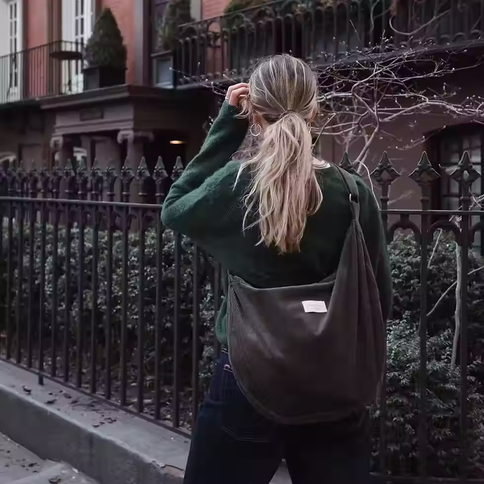 Sac croissant velours côtelé forest vert forêt 48×32 cm poche intérieure bandoulière artisanal Québec slow Dans le Sac vue 1