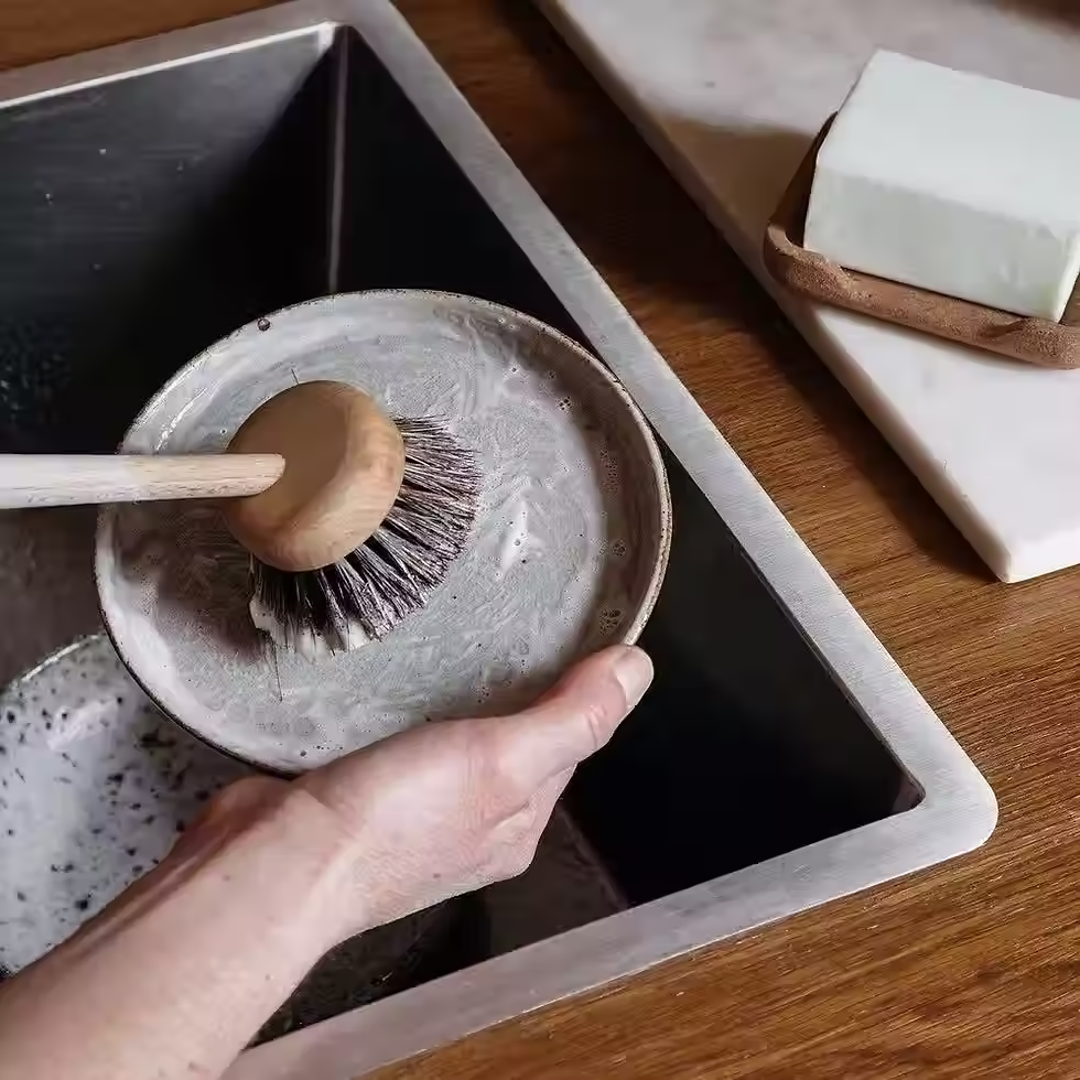 Miniature : Brosse vaisselle naturelle Andrée Jardin en action nettoyage vaisselle délicate
