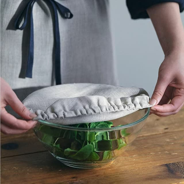 Plan de travail épuré avec saladier en verre et couvre-plat en lin naturel – ambiance cuisine slow living Les Jolies Emplettes