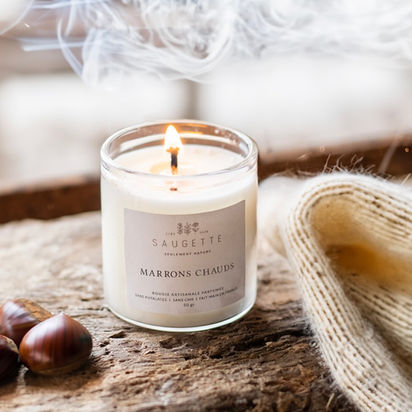 Bougie parfumée naturelle en cire végétale, dans une ambiance chaleureuse.