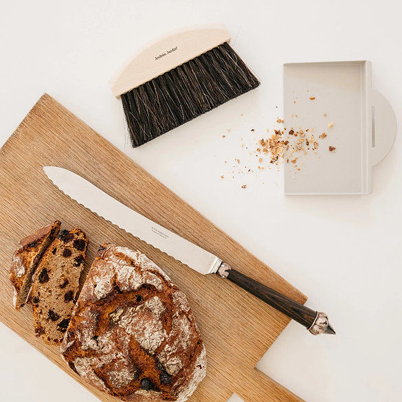 Ramasse-miettes Andrée Jardin Clynk gris clair table blanche cuisine naturelle slow living vue 1