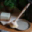 Brosse vaisselle hêtre crin moyen Andrée Jardin sur assiette